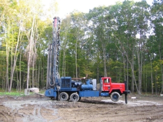 2006/10/03: Drilling the well; do you think they'll find water ;-)?