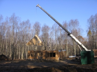 2006/11/01: 70-ton crane helps Charlie put West gable into place; fortunately the winds died down from four days ago or this would not have been possible