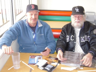 Don trading some "P" state quarters for some of Rog's "D"s at El Taco De Mexico, Friday, 2009/04/10